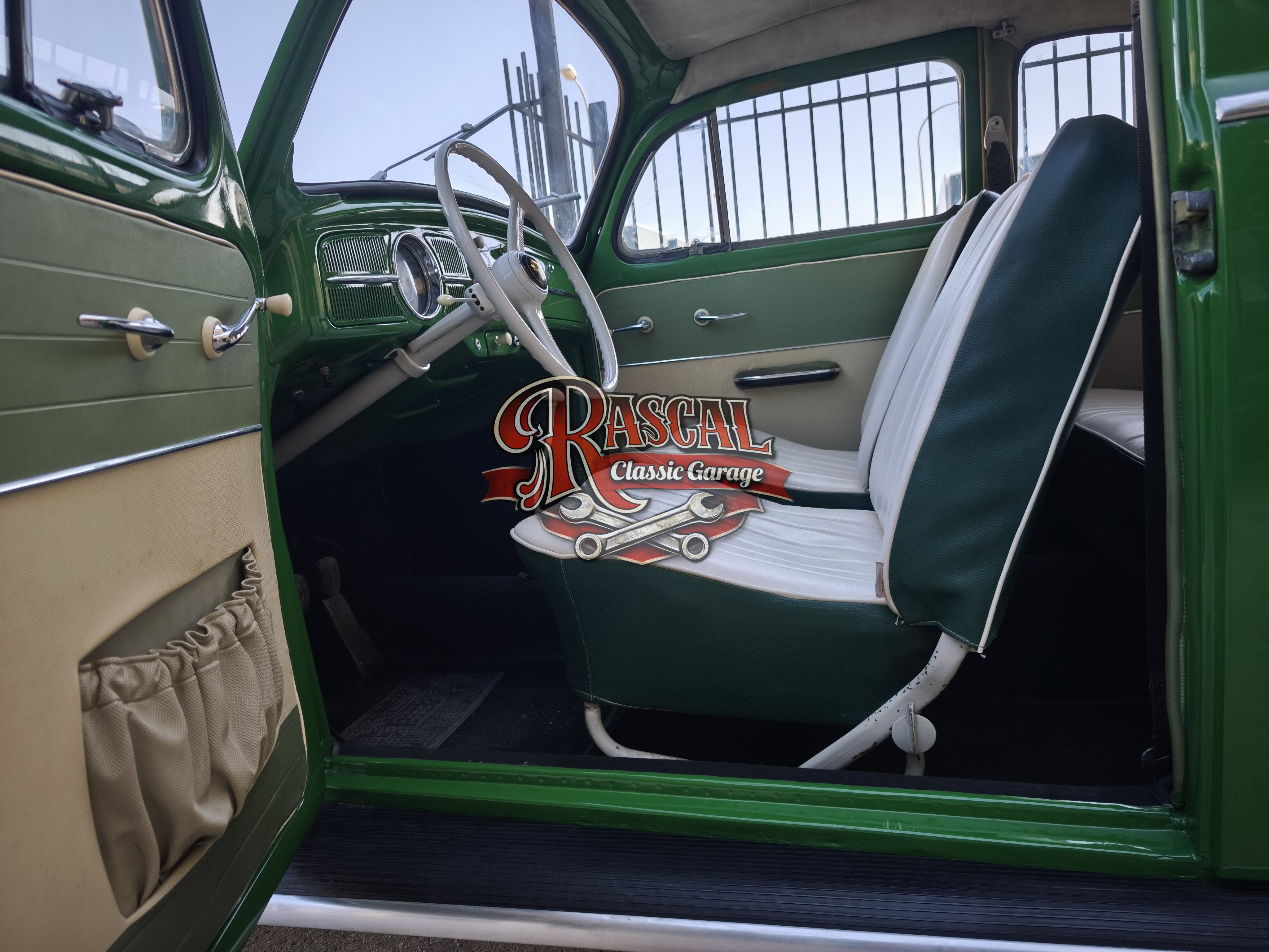 VW ESCARABAJO 1958 -- INTERIOR 